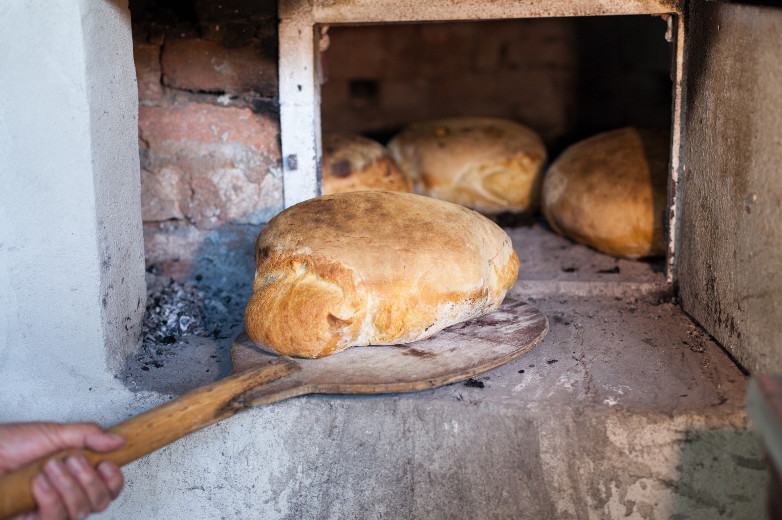 T me bread молдова. Хлеб из печи. Молдавская печь для хлеба. Русская печь для хлеба. Дагестанская печка для хлеба.